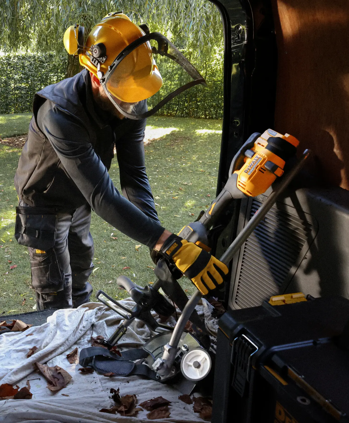 DEWALT DCMASED57X1, DCMASED9N Werkzeuge bei Außeneinsatz mit Schutzkleidung, Kategorie Fotografie.