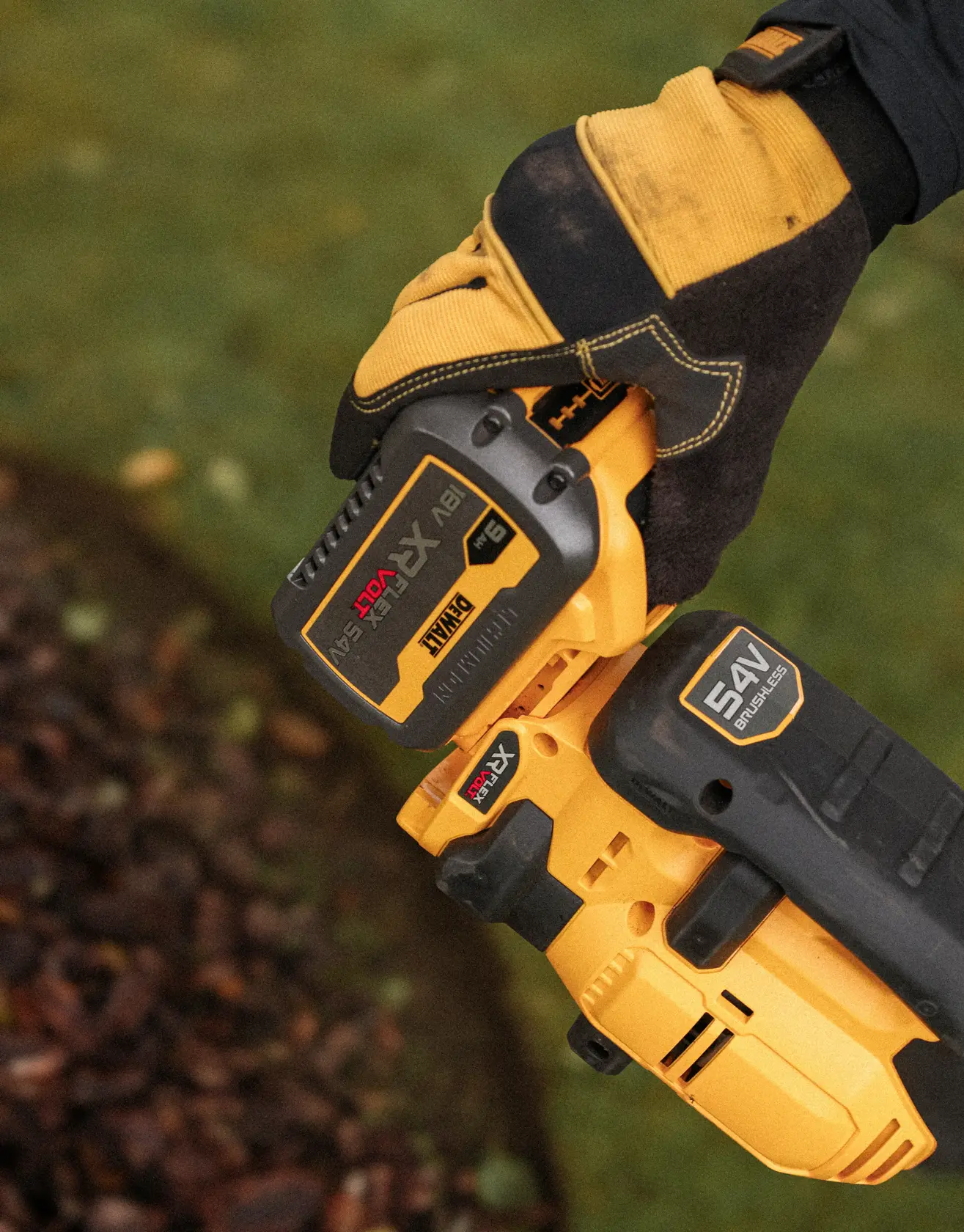 DEWALT tool shown outdoors, featuring photography SKUs DCMASED57X1, DCMASED9N.