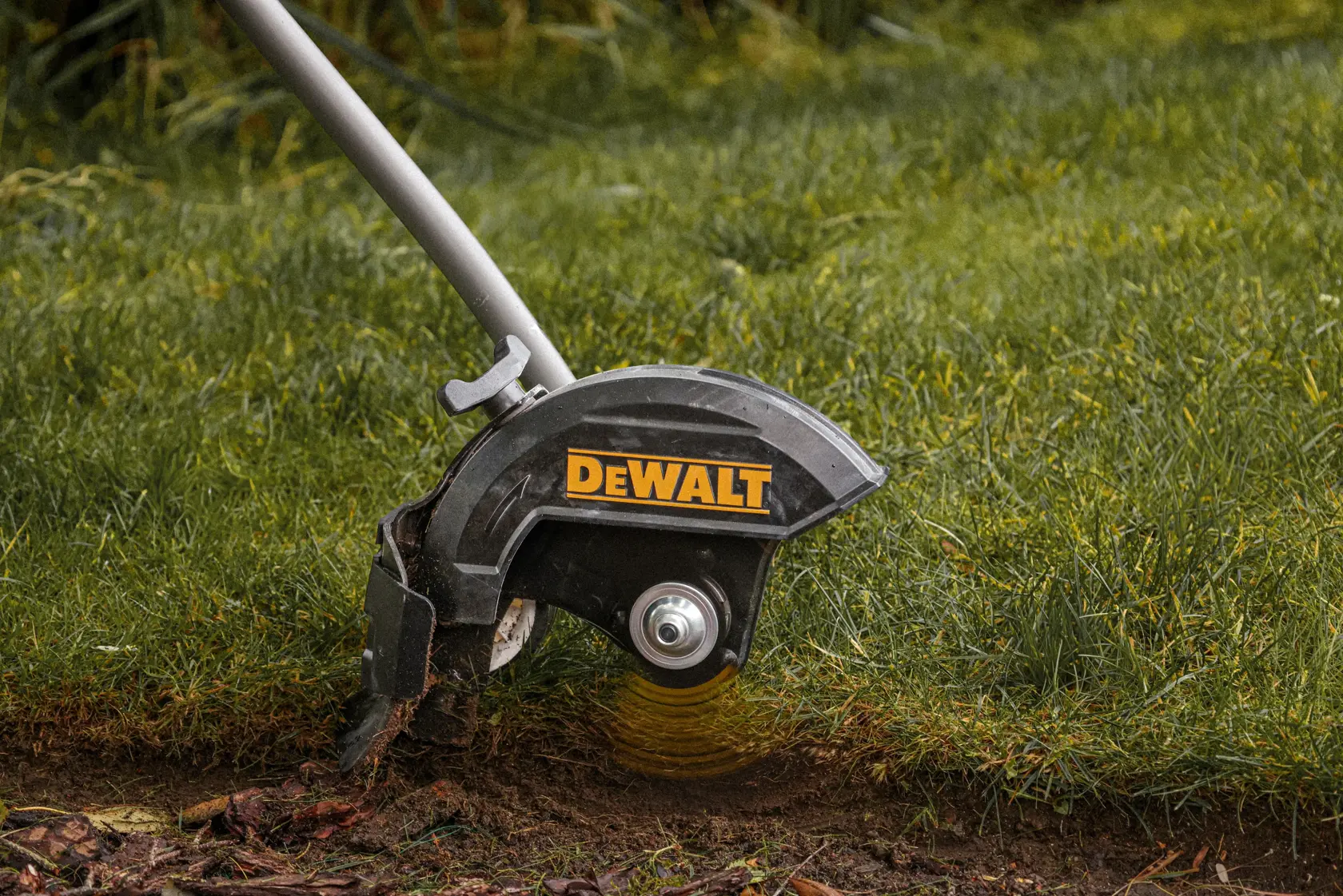DEWALT Rasenkantenschneider auf Gras. SKUs: DCMASED9N, DCMASED9N-XE. Kategorie: Fotografie.