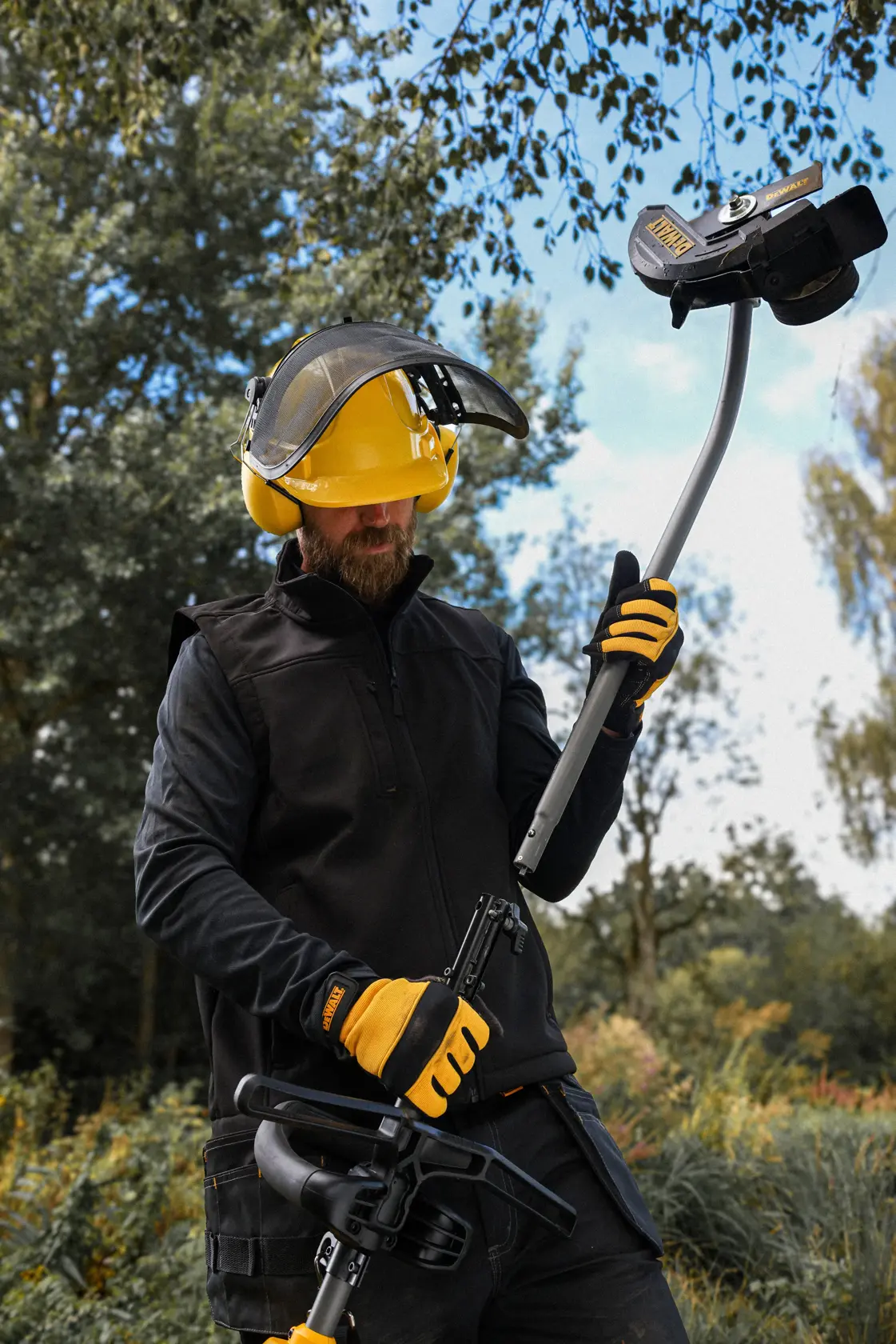 DEWALT DCMASED9N, DCMASED9N-XE Nutzer draußen mit Schutzausrüstung und Fotoausrüstung.