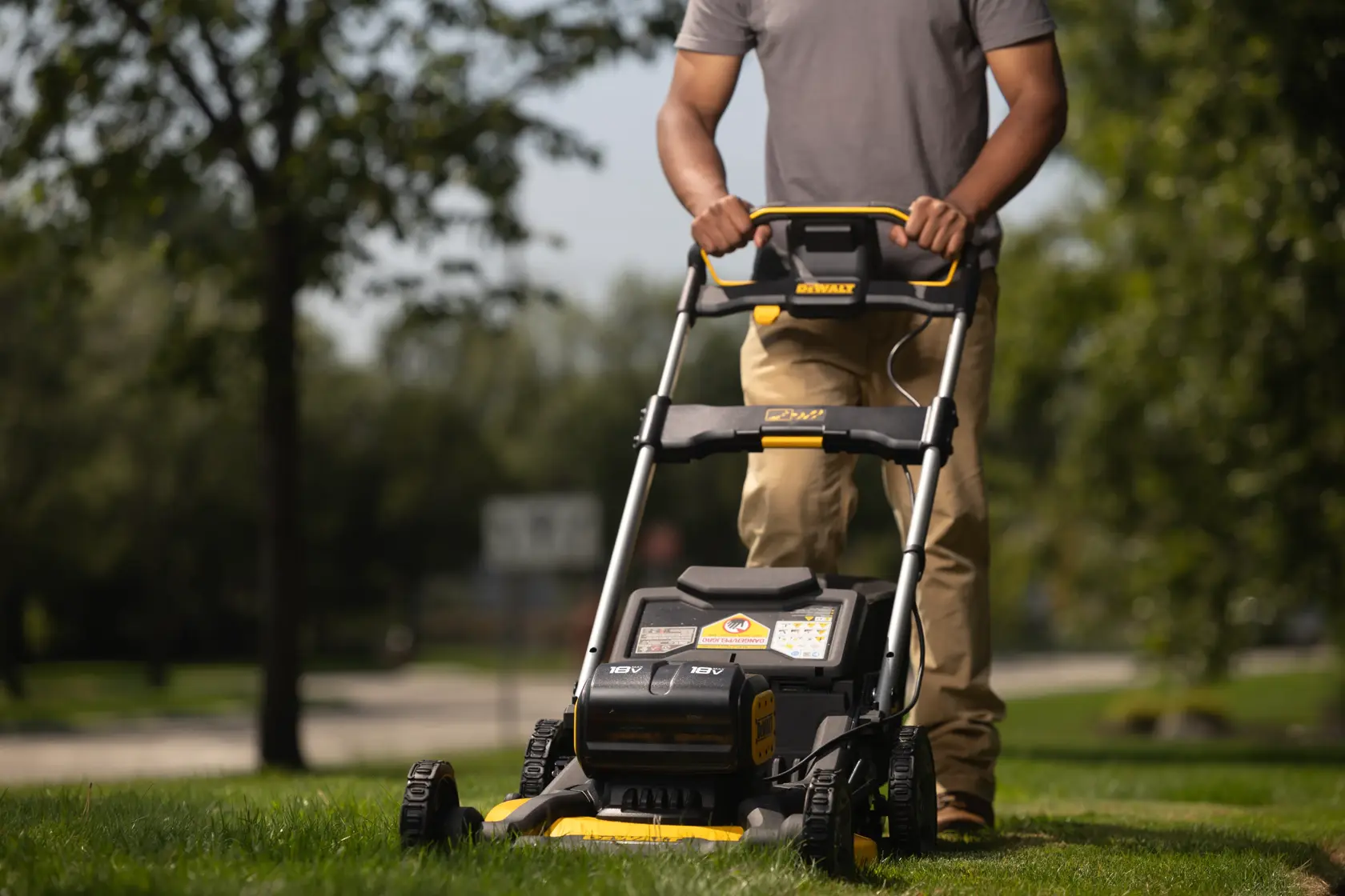 36V (2x 18V XR) Brushless Grasmaaier 53cm (zonder accu en lader)