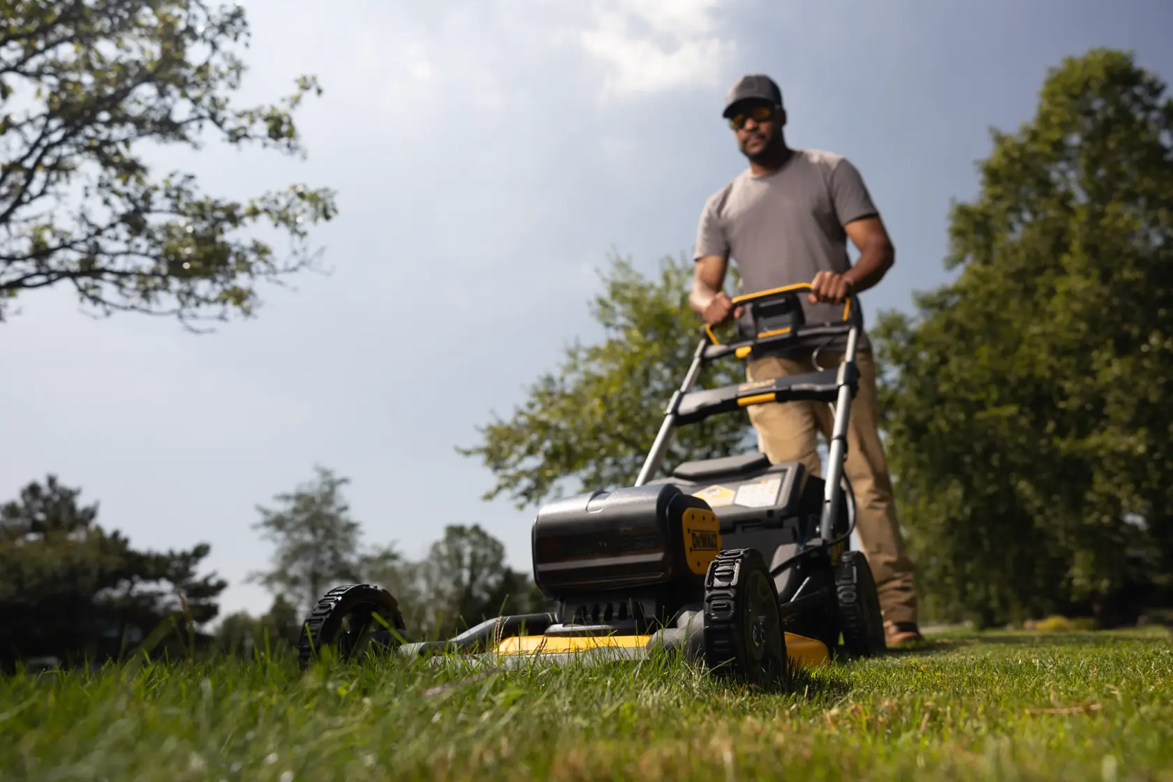 36V (2x 18V XR) Brushless Grasmaaier 53cm (met 2x 8.0Ah accu en lader)