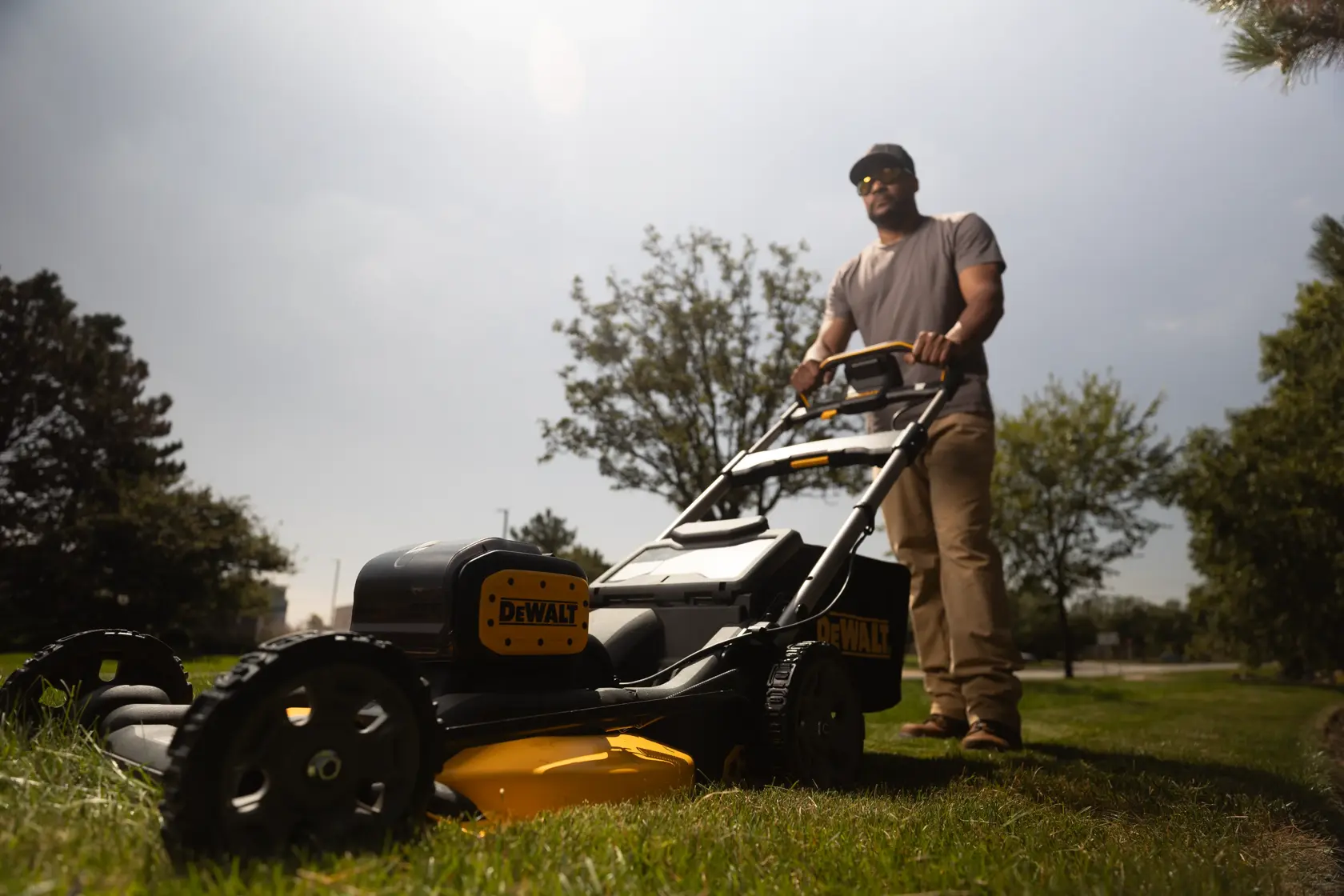 36V (2x 18V XR) Brushless Grasmaaier 53cm (met 2x 8.0Ah accu en lader)