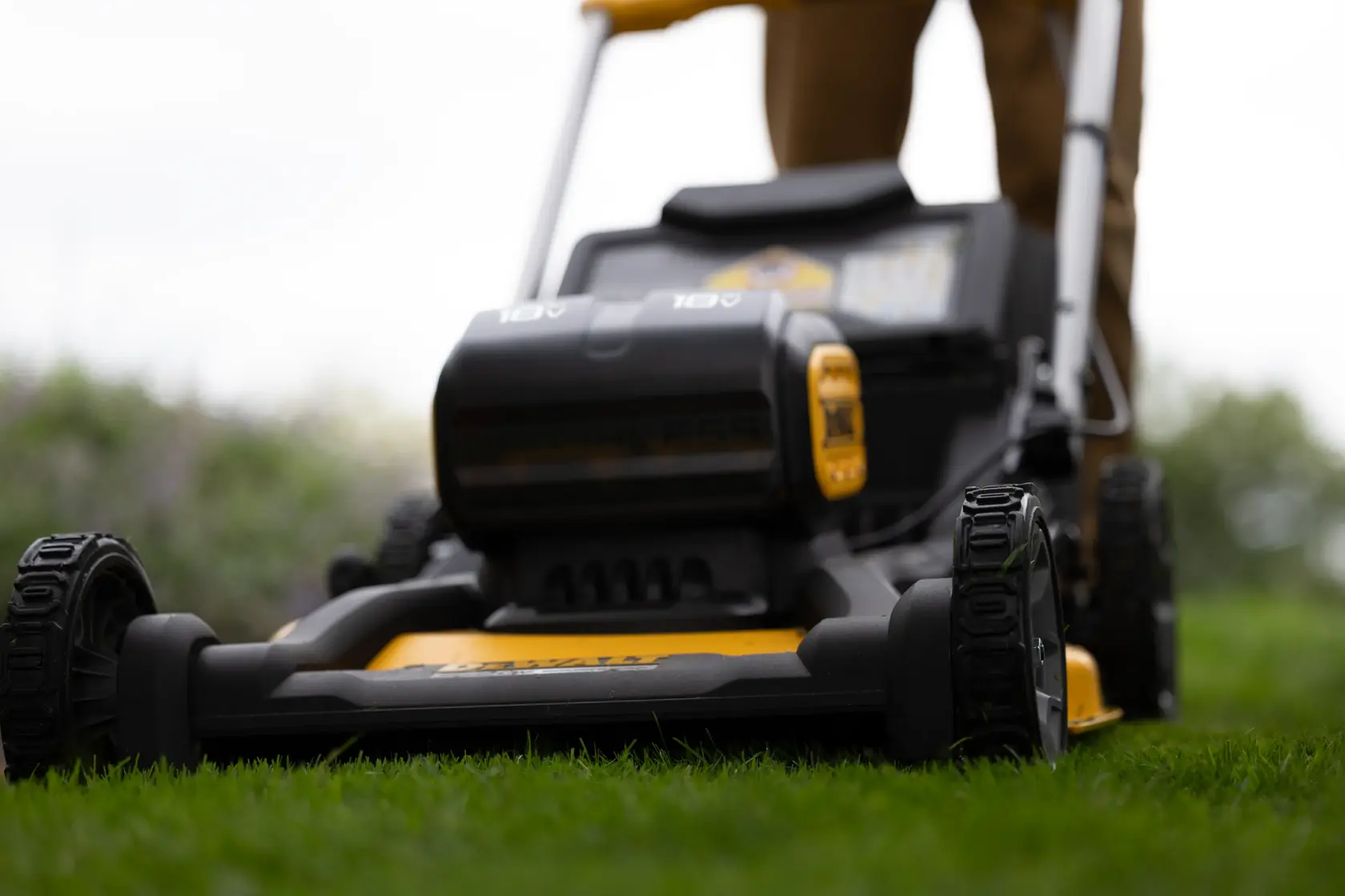 36V (2x 18V XR) Brushless Zelftrekkende Grasmaaier 53cm (zonder accu en lader)
