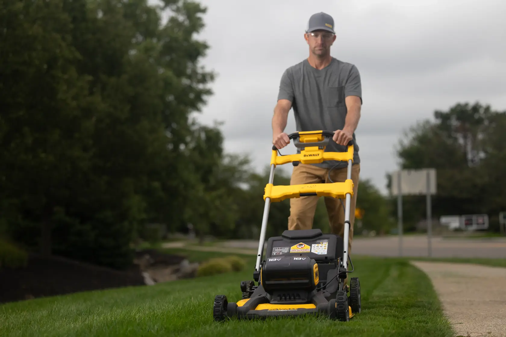 36V (2x 18V XR) Brushless Zelftrekkende Grasmaaier 53cm (zonder accu en lader)