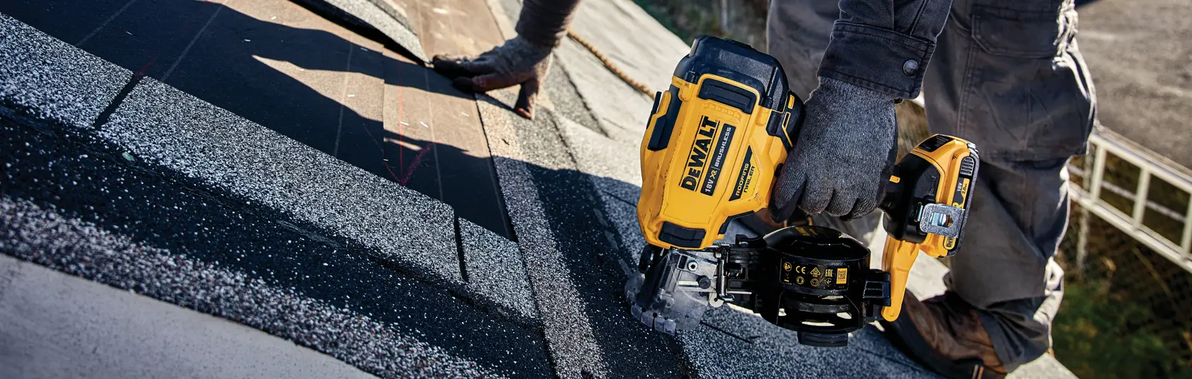 18V XR Brushless Roofing rolspijkertacker 2x 2.0Ah in TSTAK®