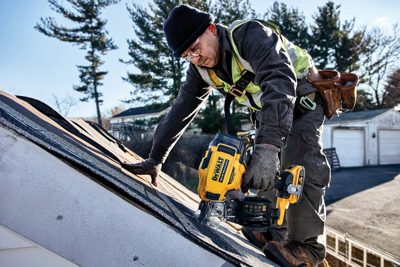 18V XR Brushless Roofing rolspijkertacker 2x 2.0Ah in TSTAK®