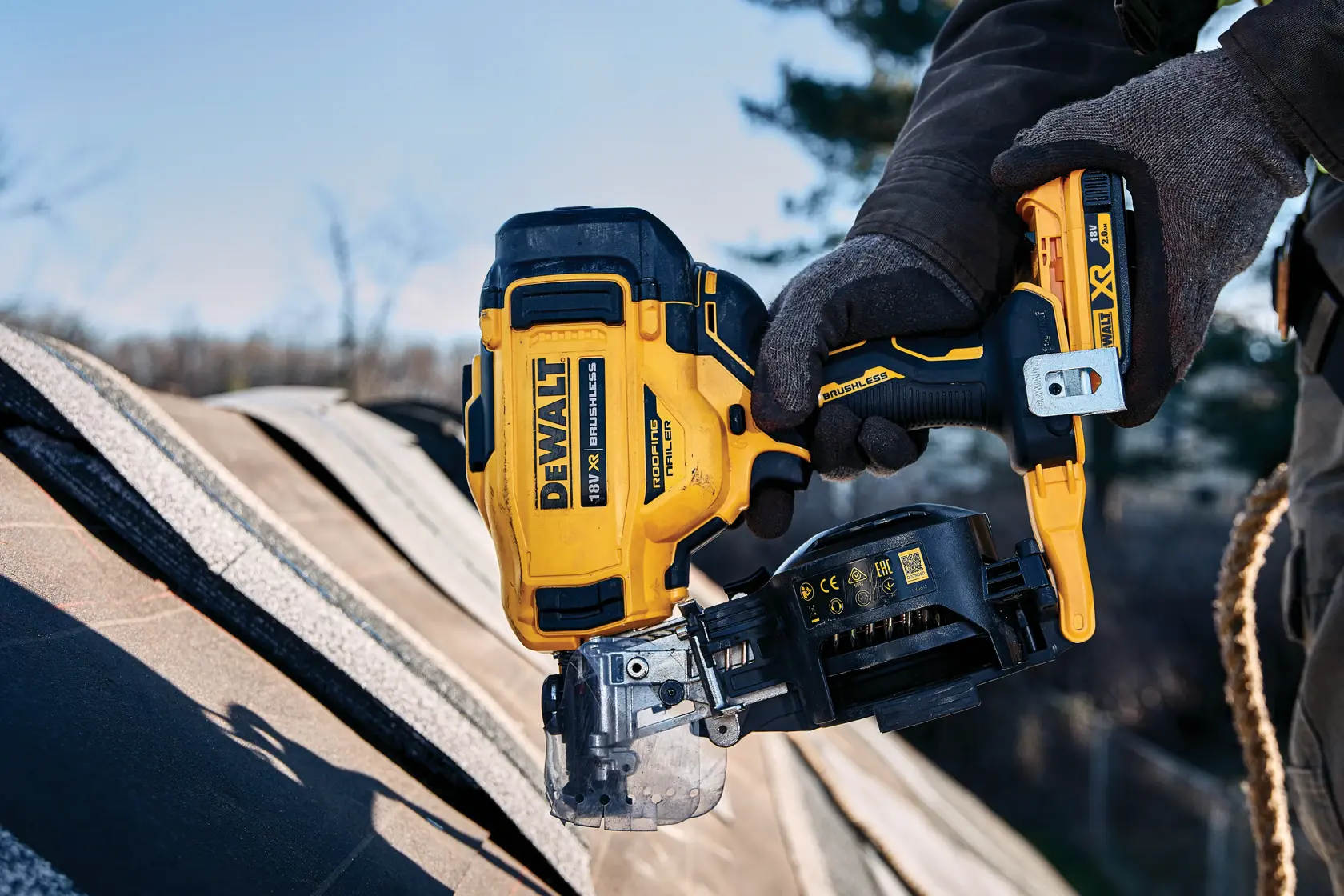 18V XR Brushless Roofing rolspijkertacker 2x 2.0Ah in TSTAK®