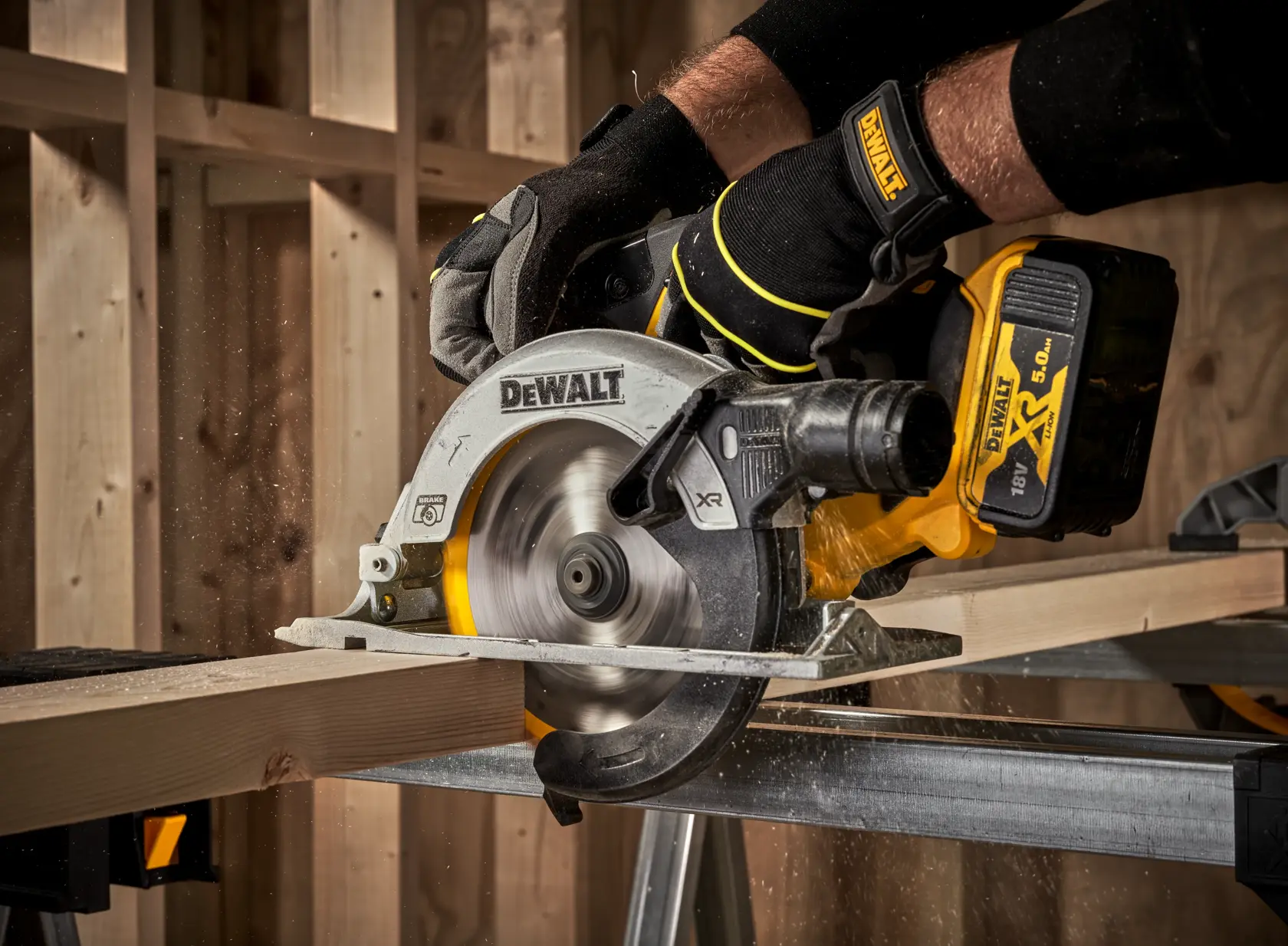 18V XR Brushless 165mm Cirkelzaag 2x 5.0Ah in TSTAK® koffer