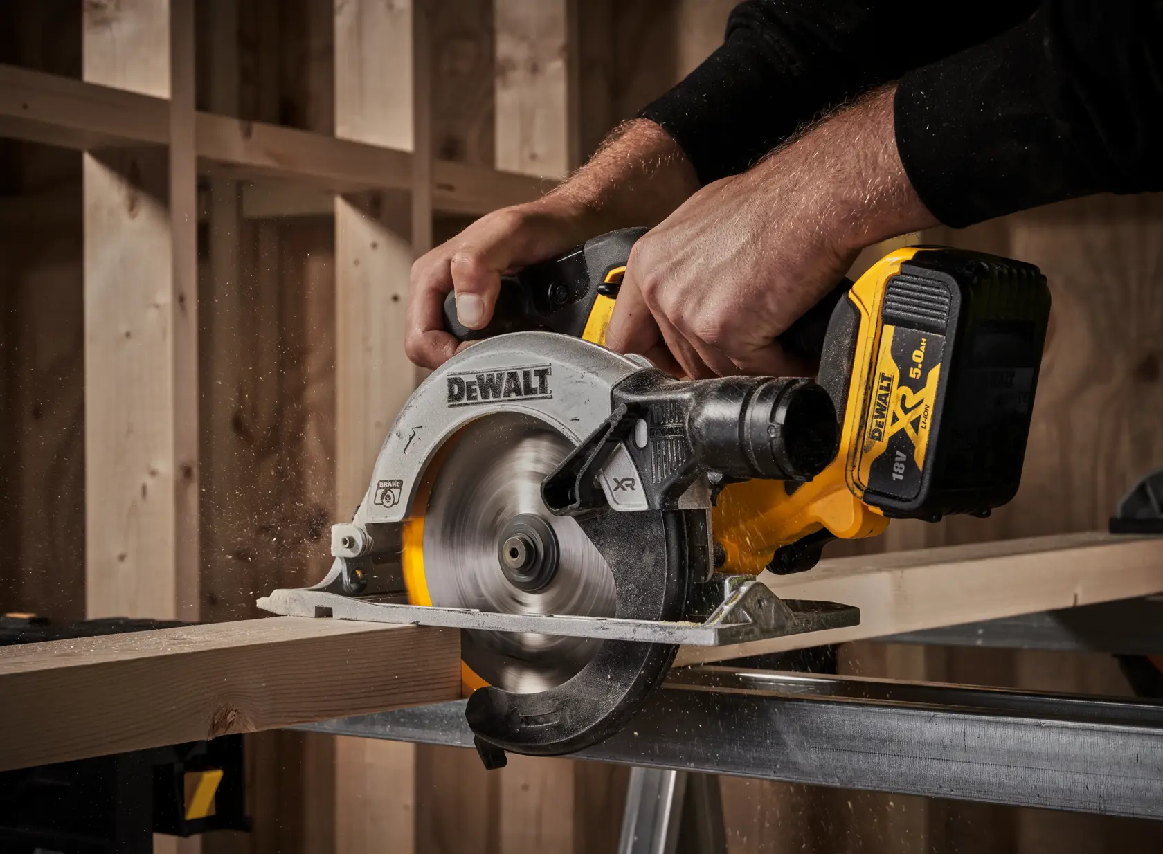 18V XR Brushless 165mm Cirkelzaag 2x 5.0Ah in TSTAK® koffer