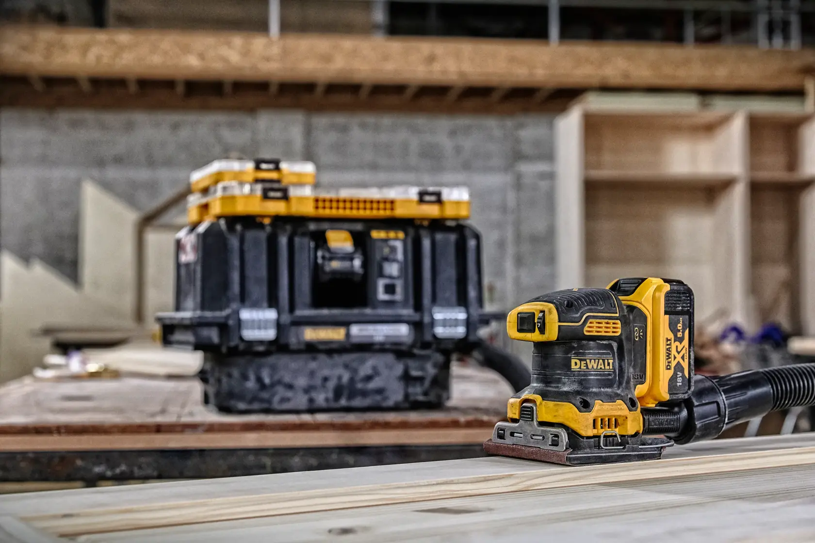 18V XR Brushless 1/4 vel Vlakschuurmachine + 2x 5.0Ah in TSTAK®