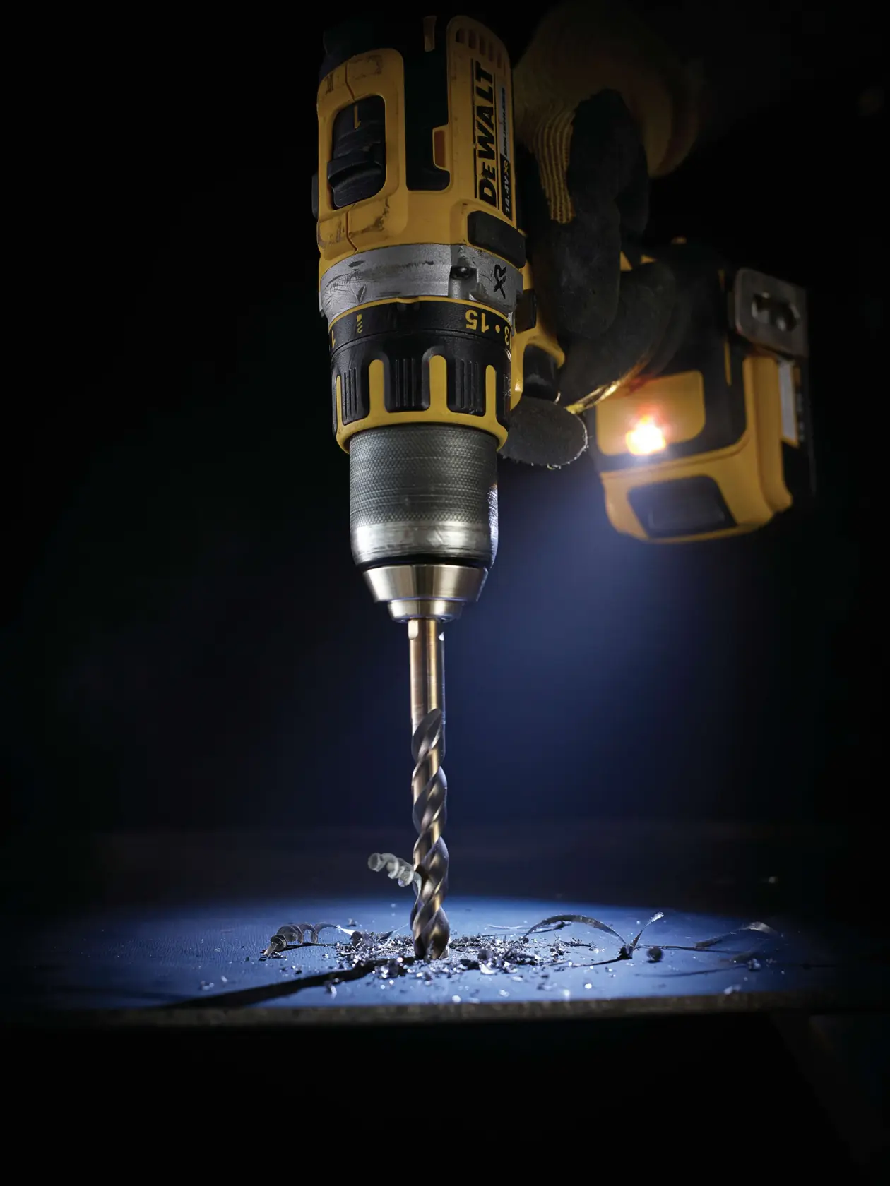 DEWALT DT5047 Metallbohrer mit Spiralnut, abgebildet vor weißem Hintergrund.
