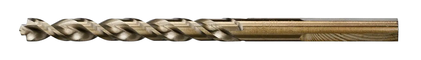 Primer plano de una broca dorada acoplada a un taladro, perforando una pieza de metal, con virutas de metal alrededor del agujero. El fondo es un degradado de rojo oscuro y naranja.