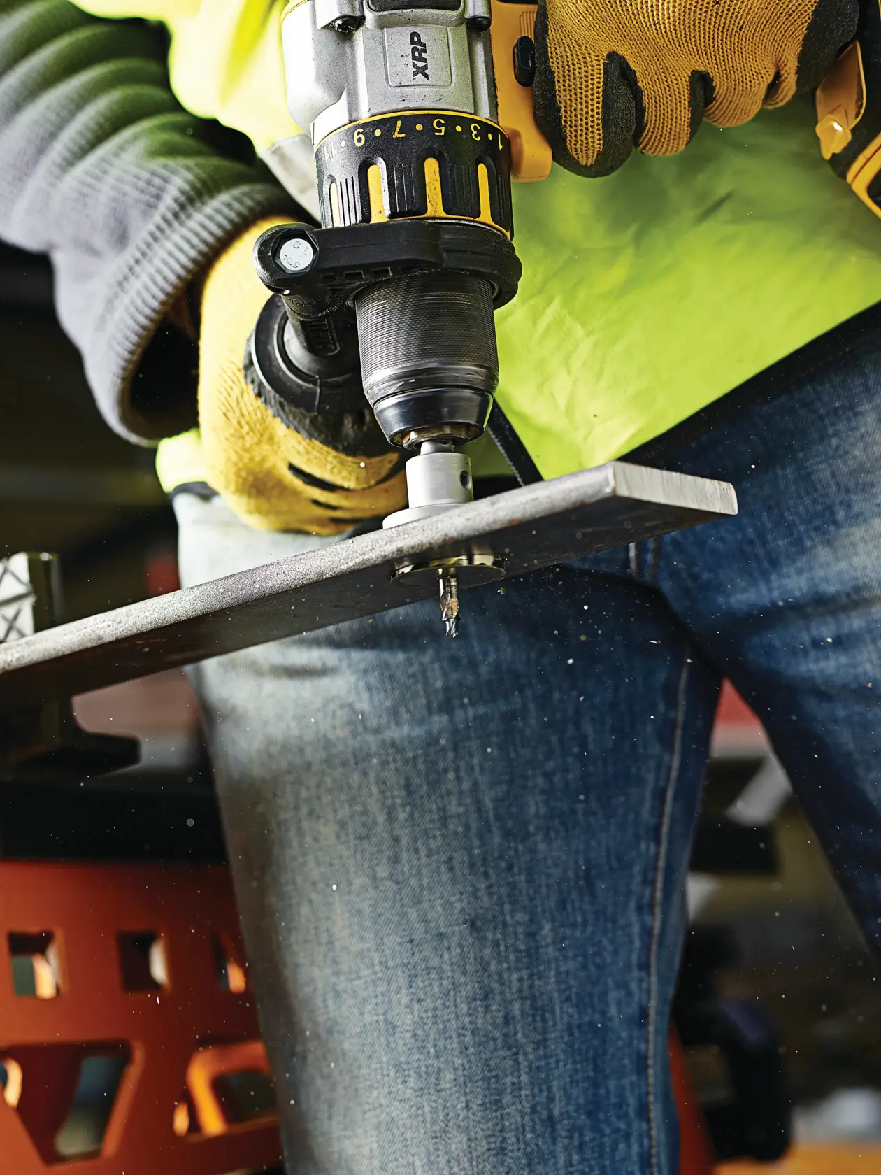 Graphique montrant la marque DEWALT XTREME Sub-Compact Series avec le slogan 'Compact et performance garantie' sur un fond jaune.