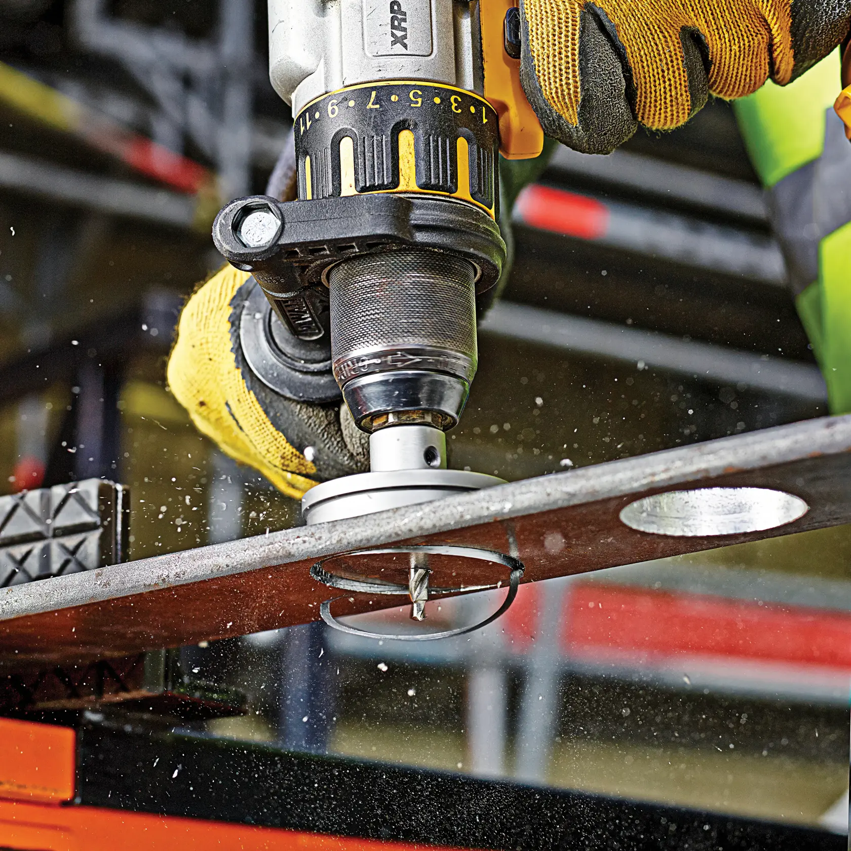 Graphique montrant la marque DEWALT XTREME Sub-Compact Series avec le slogan 'Compact et performance garantie' sur un fond jaune.