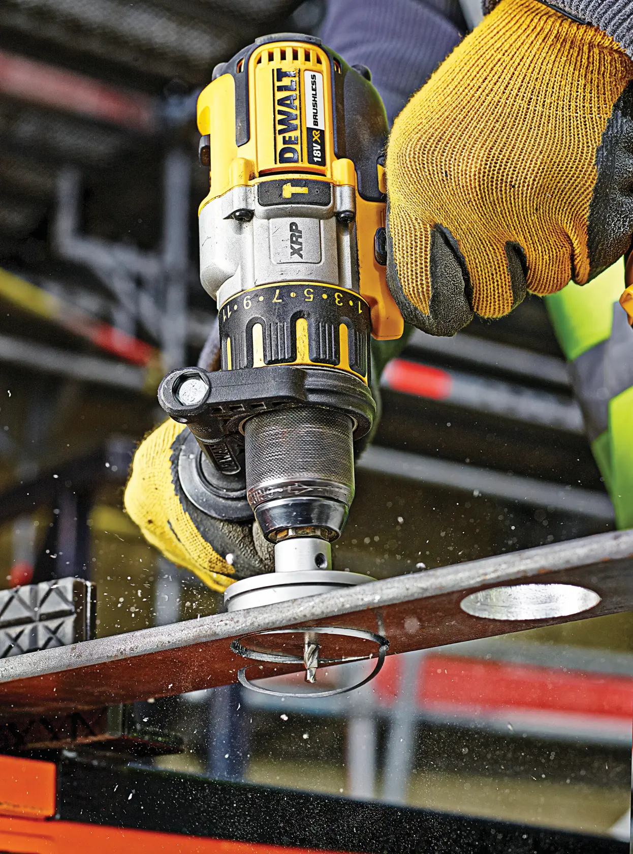 Graphique montrant la marque DEWALT XTREME Sub-Compact Series avec le slogan 'Compact et performance garantie' sur un fond jaune.