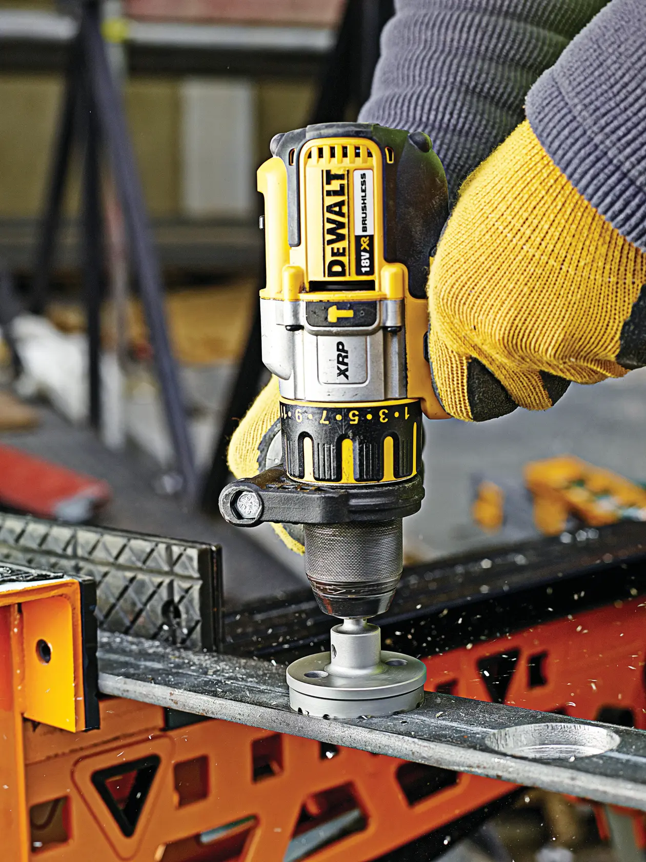 Graphique montrant la marque DEWALT XTREME Sub-Compact Series avec le slogan 'Compact et performance garantie' sur un fond jaune.