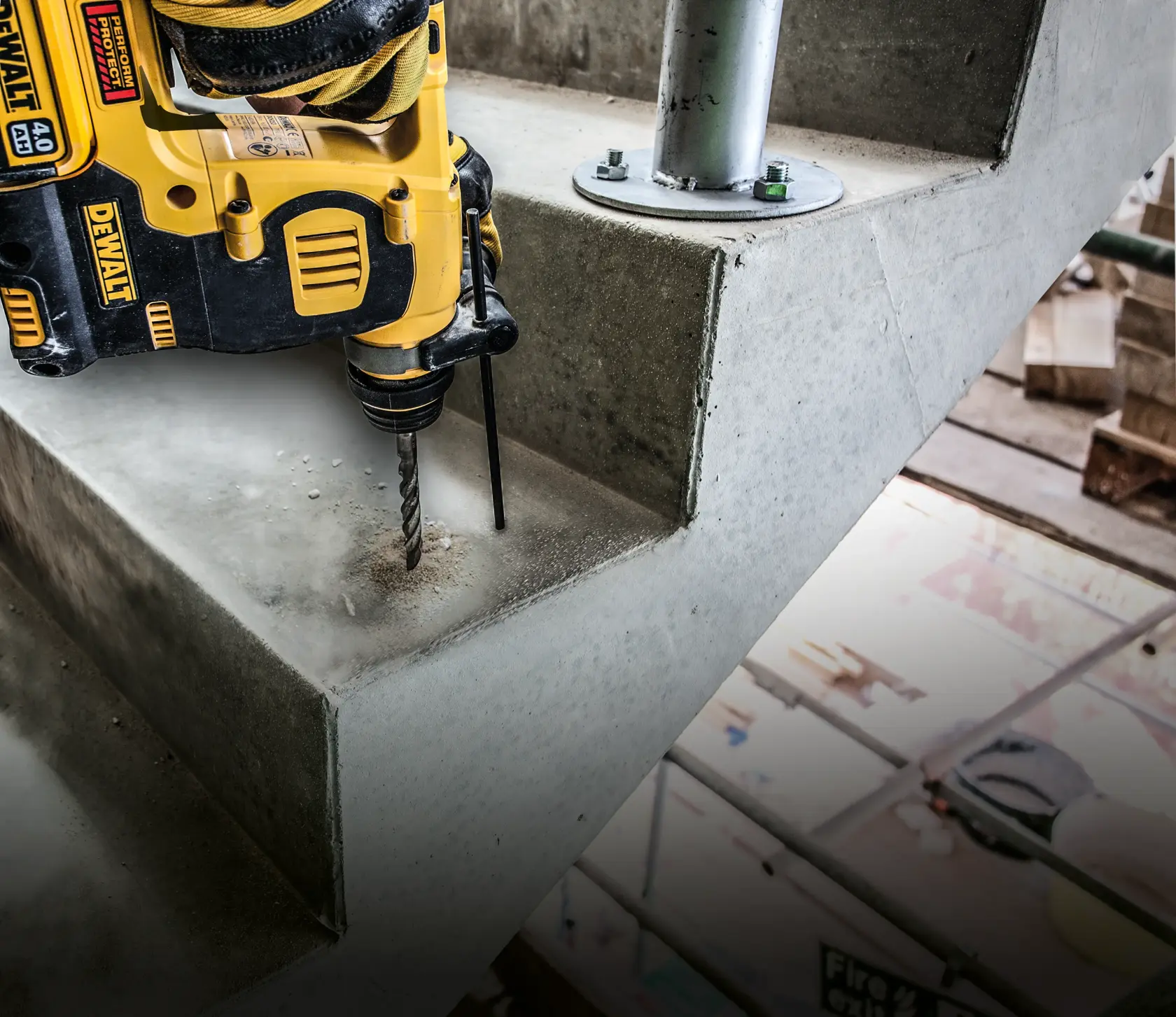 Taladro DEWALT perfora un escalón de concreto durante trabajos de construcción.