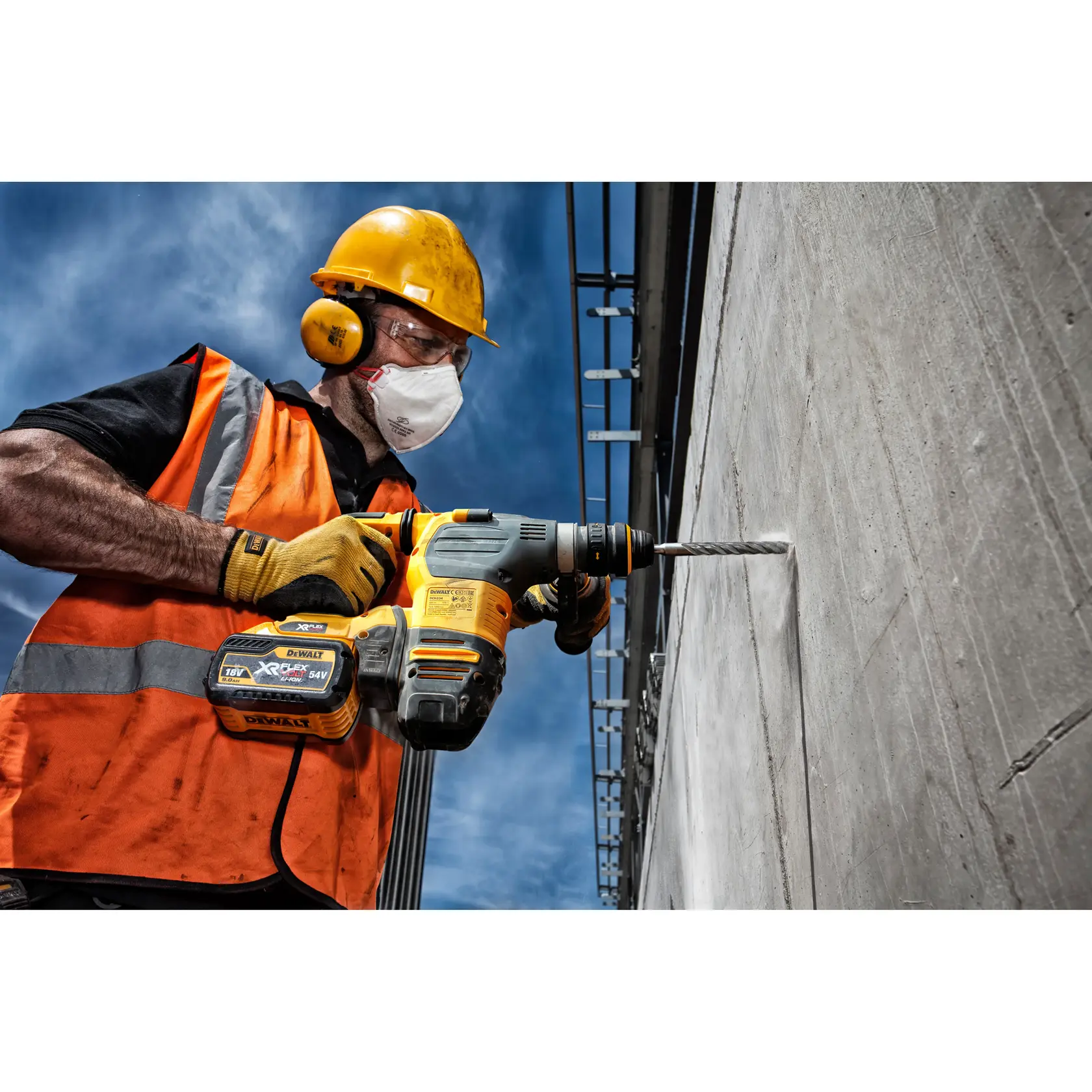 Taladro DEWALT DT9830 usado por trabajador con protección, perforando una pared de hormigón.