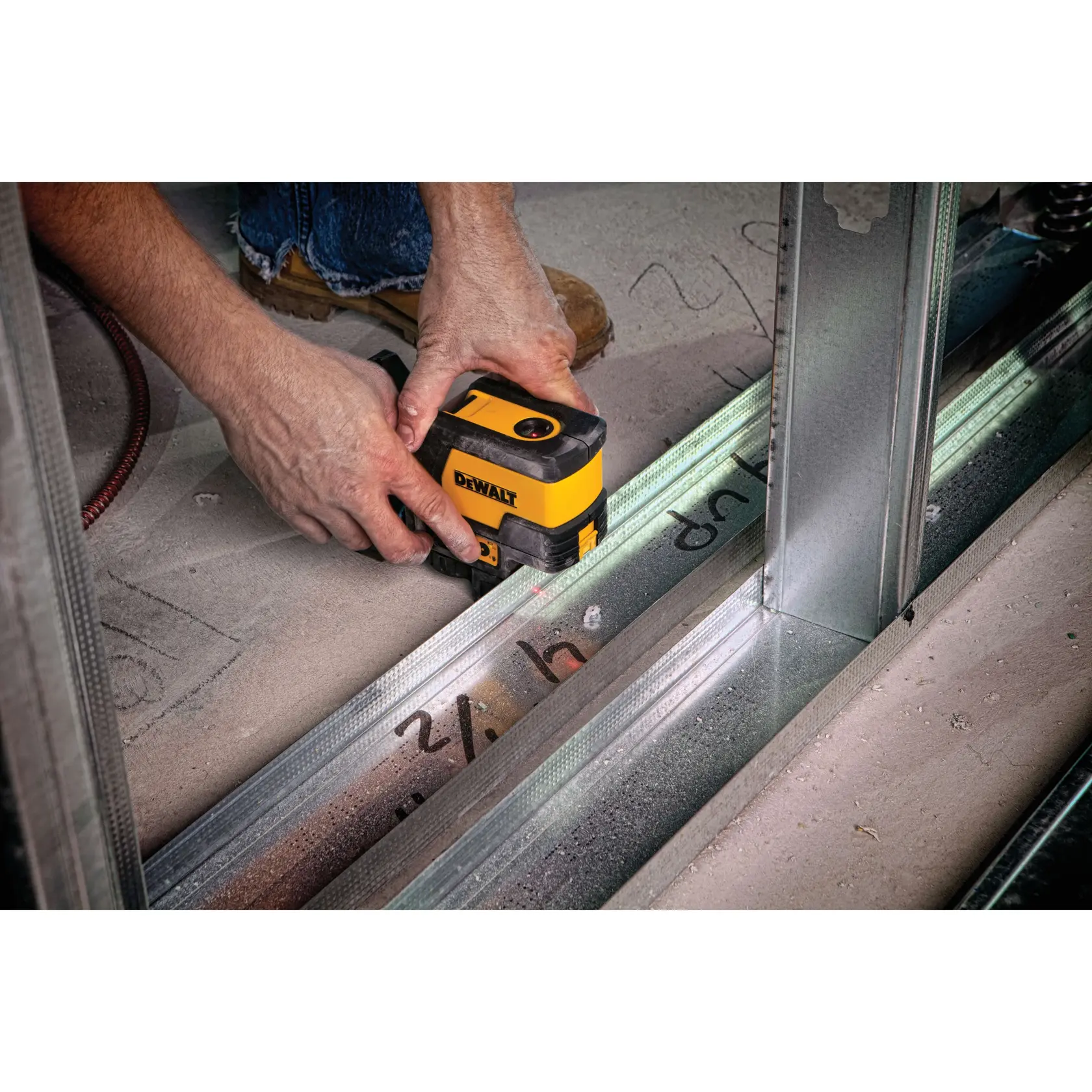 DEWALT DW0822CG, DW0822 Werkzeug für Bauarbeit auf Boden mit Stahlrahmen sichtbar.